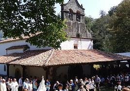 Procesión de la Virgen de Miravalles alrededor del santuario de la localidad allerana de Soto.