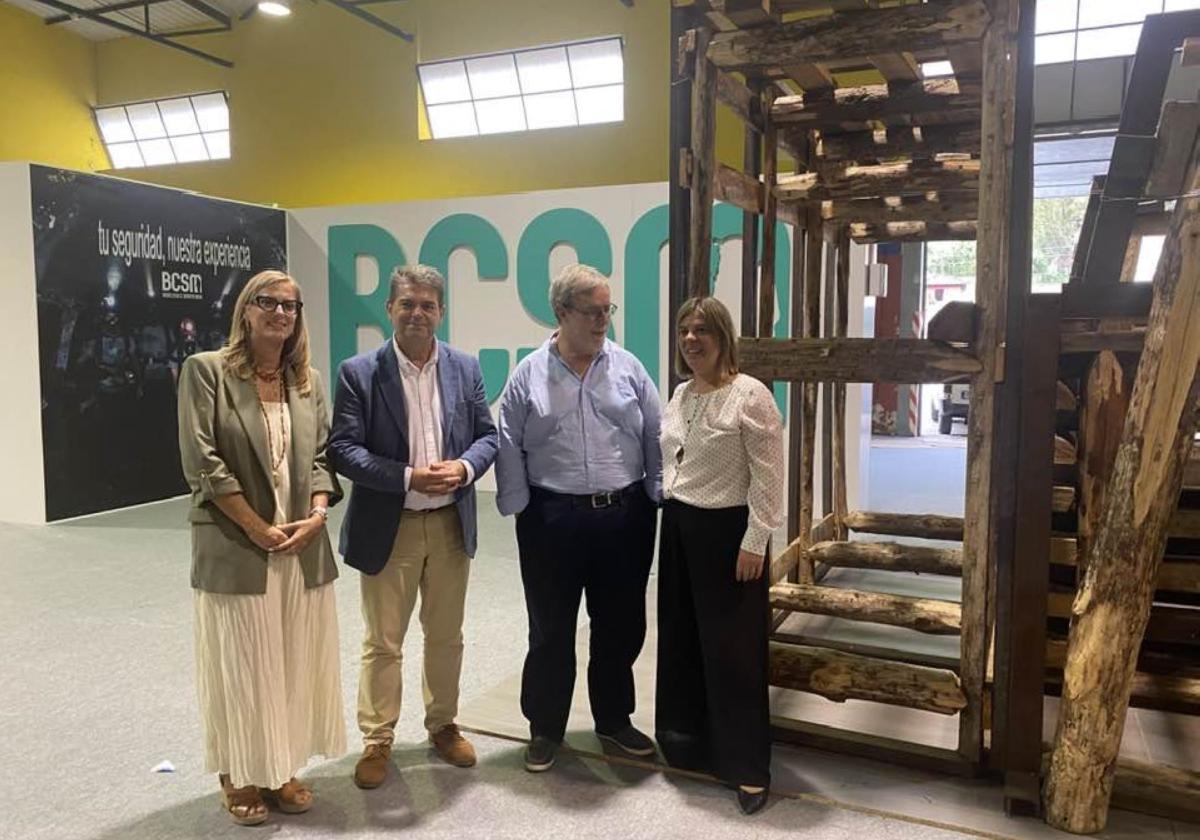 Lara Martínez, Martín Ardines, Gregorio Rabanal y Gimena Llamedo visitan el montaje del estand de la Brigada de Salvamento Minero.