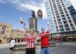 Manolo Martínez y Diego Álvarez Bada, ayer, delante de la estatua de Pelayo.