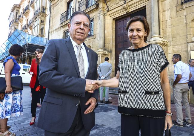 Saludo entre los alcaldes de Oviedo y Gijón en el encuentro de mandatarios celebrado ayer.