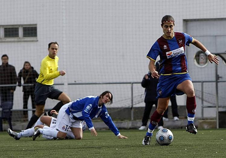 Imagen principal - Montse Tomé, en sus diferentes etapas como jugadora del Oviedo Moderno, Levante y FC Barcelona.
