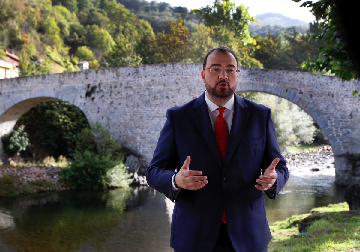 El presidente del Principado, Adrián Barbón, dio su discurso por el Día de Asturias en Laviana.