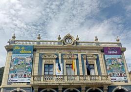 El Ayuntamiento de Laviana luce las banderolas conmemorativas del Día de Asturias.