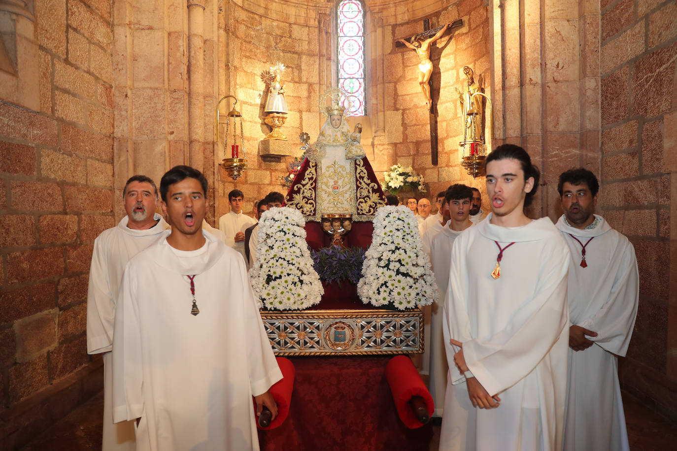 Reivindicación y tradición en la misa por la Santina