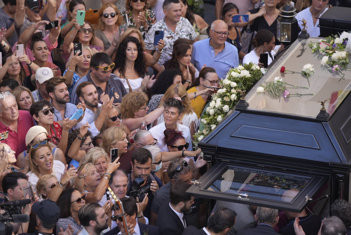 Multitudinario adiós a María Jiménez, una «artista inmortal»