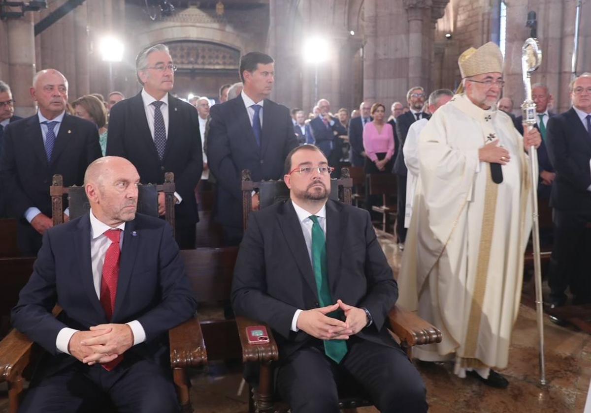 El arzobispo de Oviedo, Jesús Sanz Montes, a su entrada en la basílica de Covadonga. A su izquierda, el presidente del Principado, Adrián Barbón, y el presidente de la Junta General, Juan Cofiño. Tras ellos, representantes del PP.