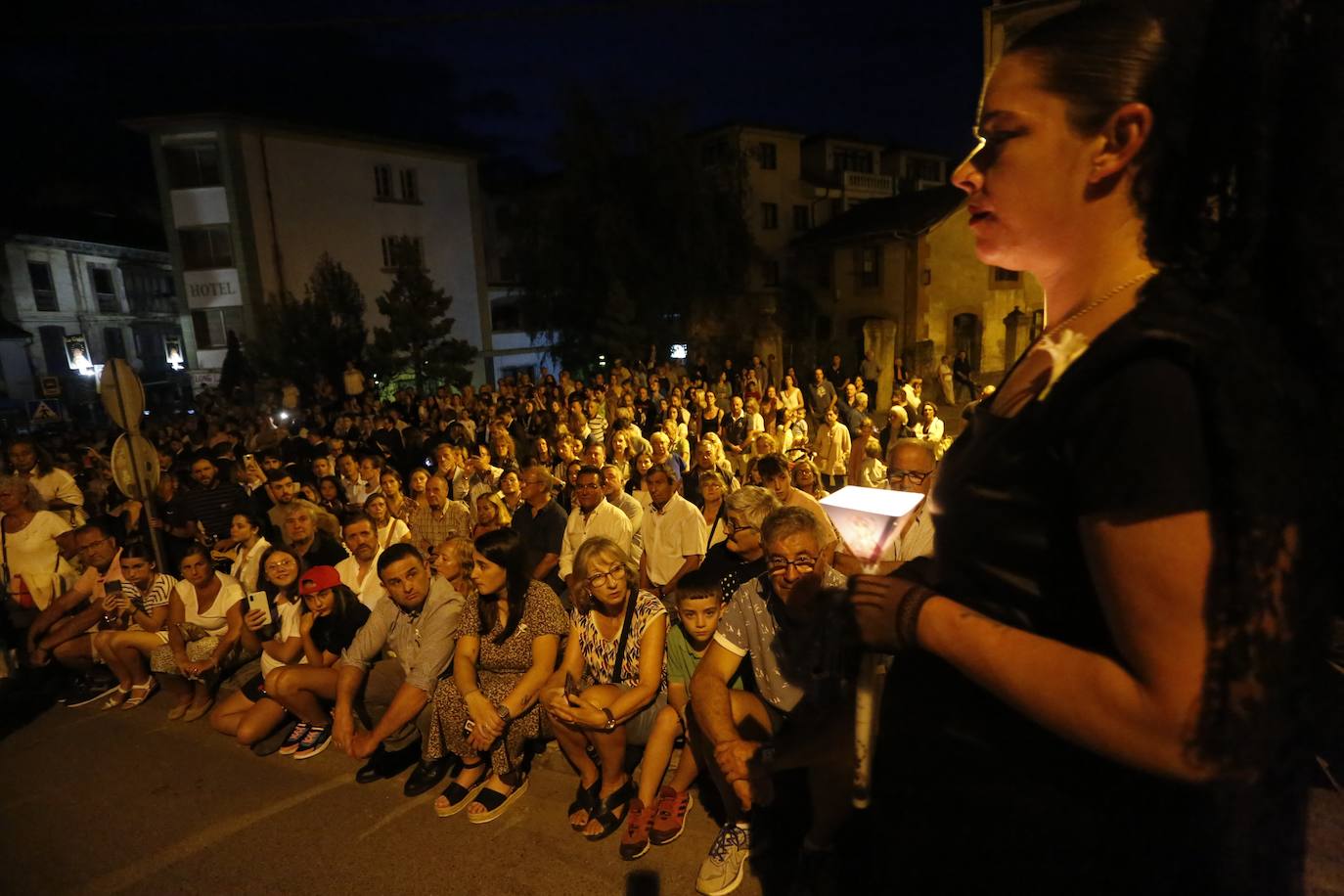 La Guía ilumina Llanes con su multitudinaria procesión