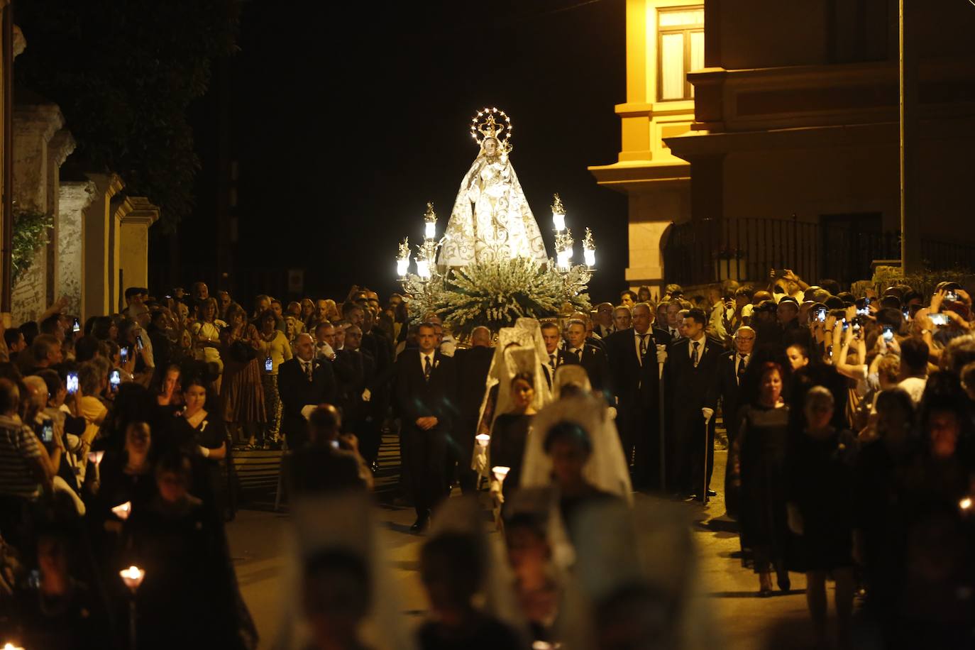 La Guía ilumina Llanes con su multitudinaria procesión