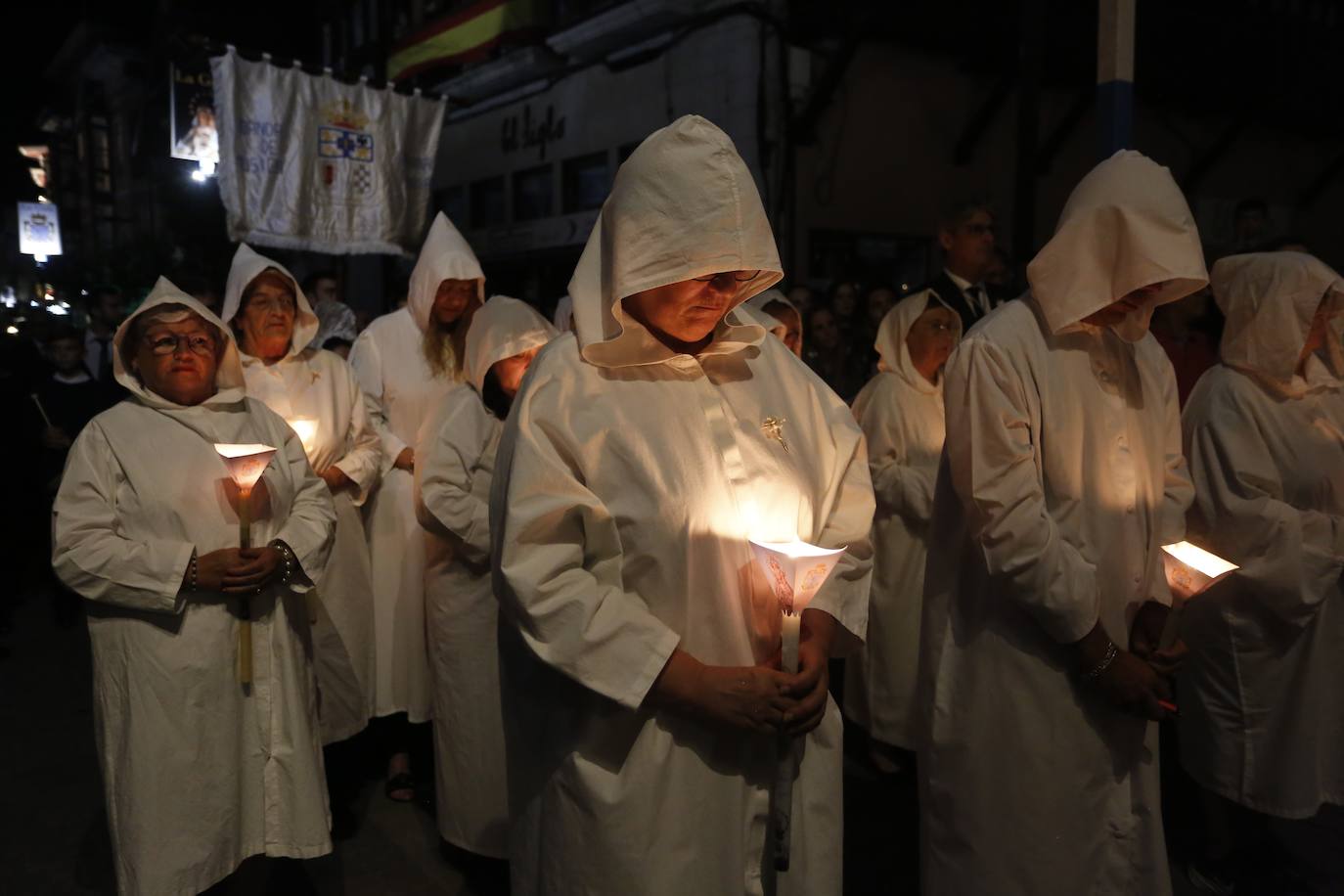 La Guía ilumina Llanes con su multitudinaria procesión