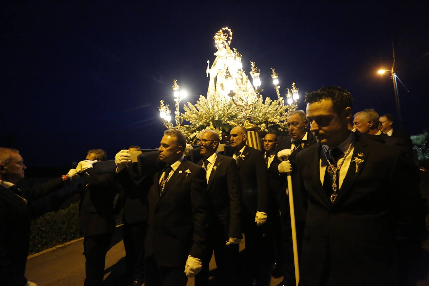 La Guía ilumina Llanes con su multitudinaria procesión