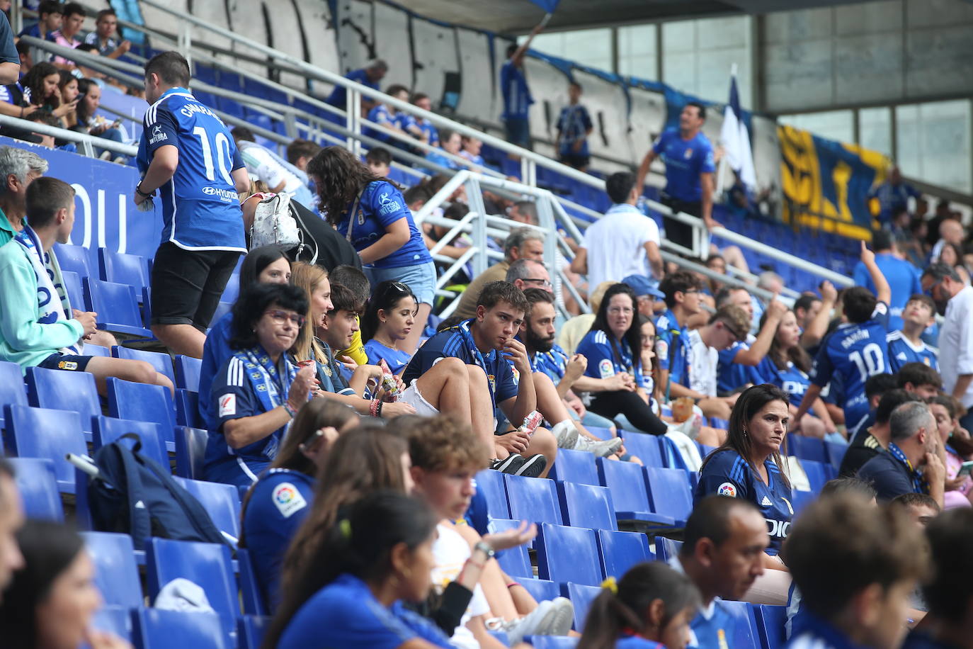 ¿Estuviste viendo el Oviedo - Sporting en el Tartiere? ¡Búscate en las fotos!
