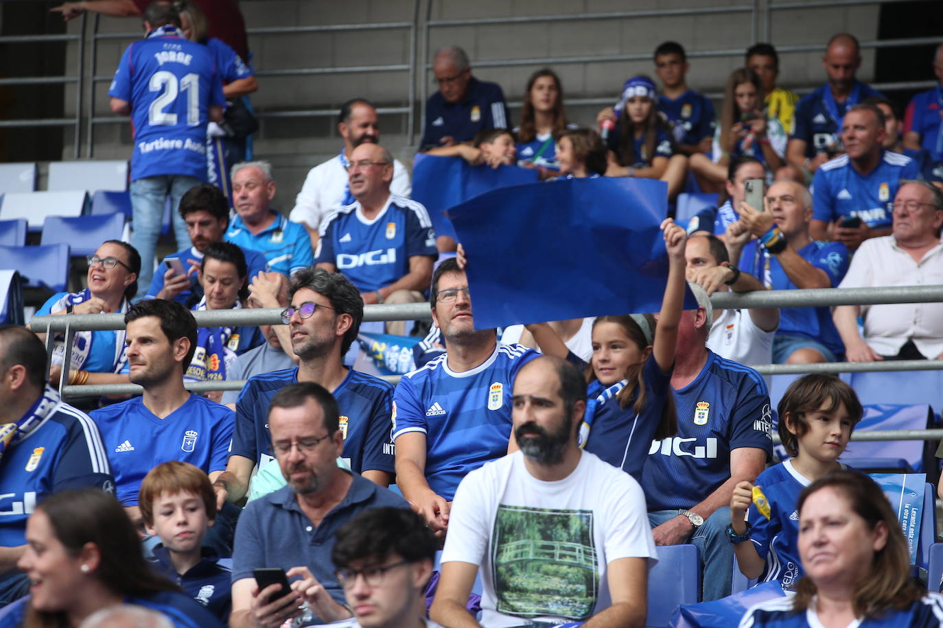 ¿Estuviste viendo el Oviedo - Sporting en el Tartiere? ¡Búscate en las fotos!