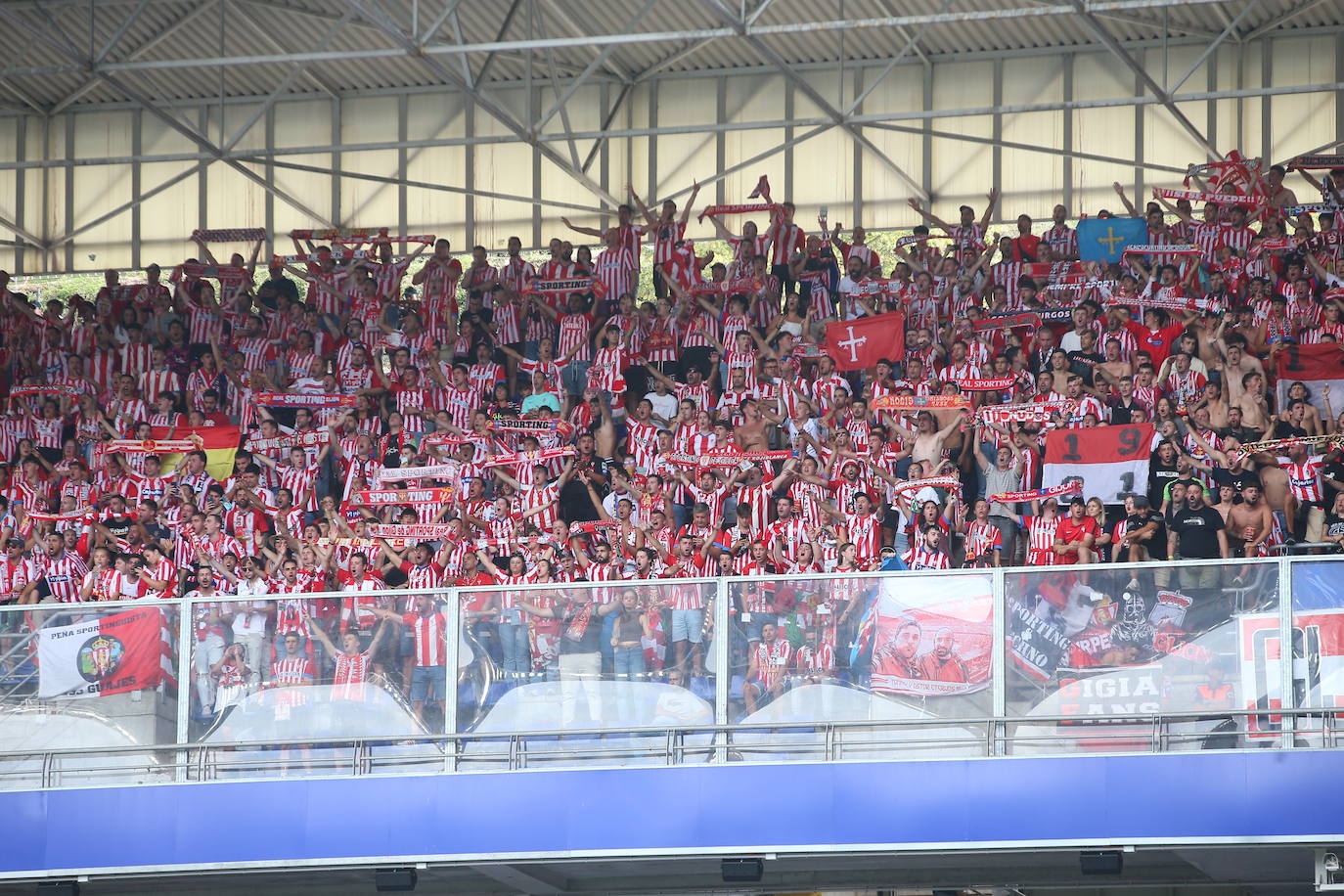 ¿Estuviste viendo el Oviedo - Sporting en el Tartiere? ¡Búscate en las fotos!