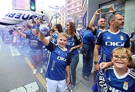 Ambiente festivo y teñido de azul por las calles de Oviedo