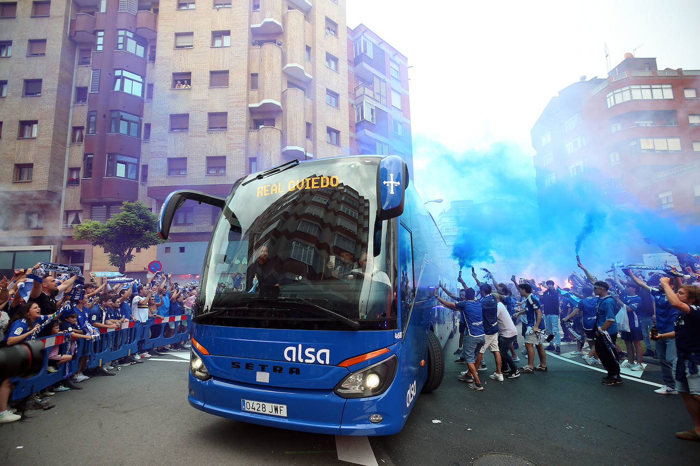 Ambiente festivo y teñido de azul por las calles de Oviedo