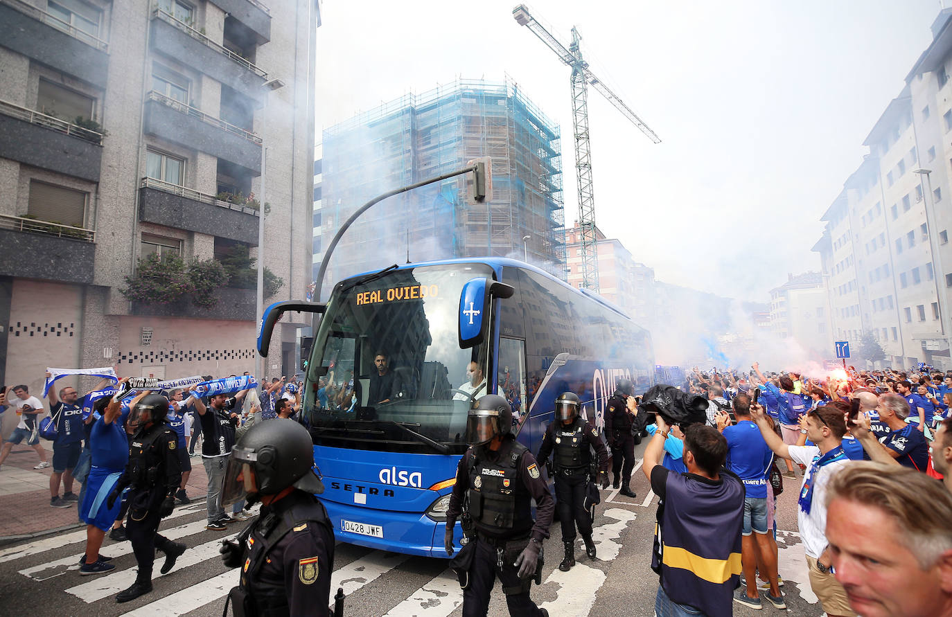 Ambiente festivo y teñido de azul por las calles de Oviedo