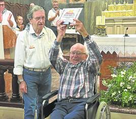Faustino Menéndez Caravia 'Tamborín' recibió el premio en la iglesia.