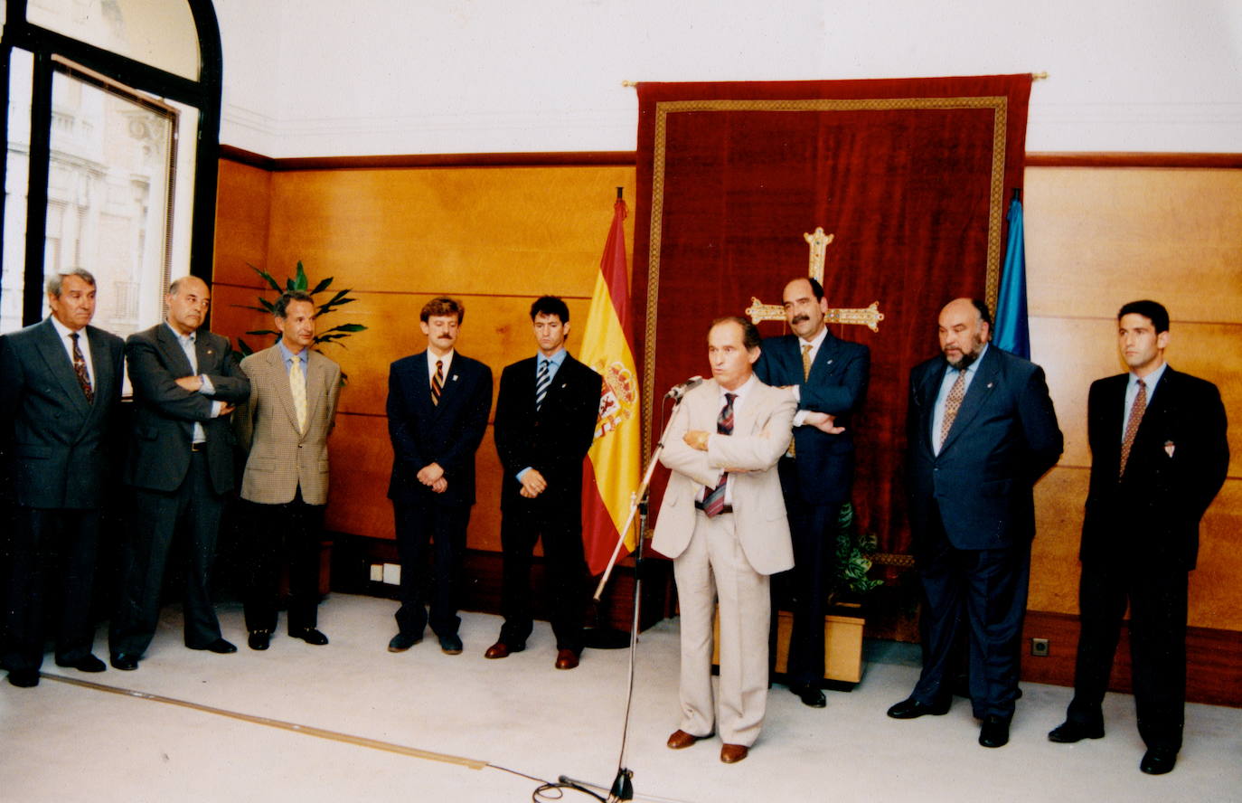 José Fernández, en su turno de intervención, en la presentación del trofeo en 1995, durante la etapa presidencial de Sergio Marqués, con Eugenio Prieto, Juan Mesa, Ángel García Flórez, José Ramón Prado y los jugadores Berto y Hugo Pérez.