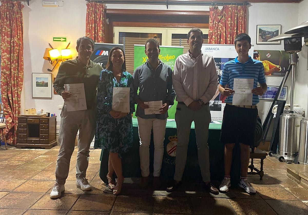 Foto de familia de la entrega de los premios a los ganadores en el campo de Castiello.