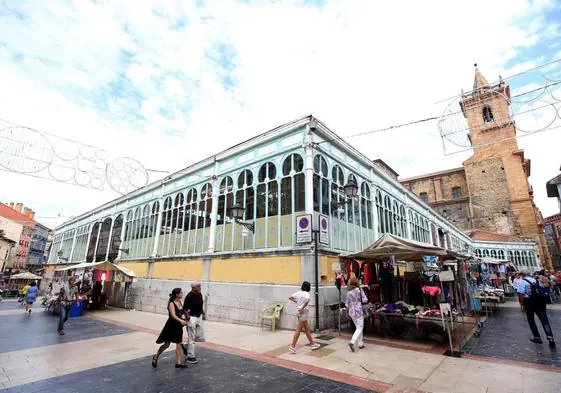 La plaza cubierta del mercado de El Fontán, con los puestos exteriores.