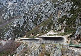 Las actuales viseras antialudes en la carretera del puerto de San Isidro (AS-253) en Aller.