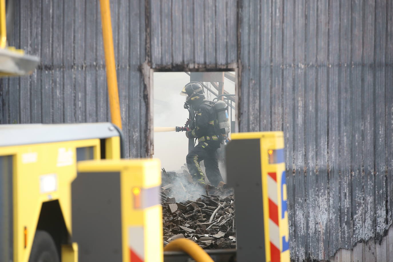 Amplio despliegue por un incendio en el polígono de Asipo, en Llanera