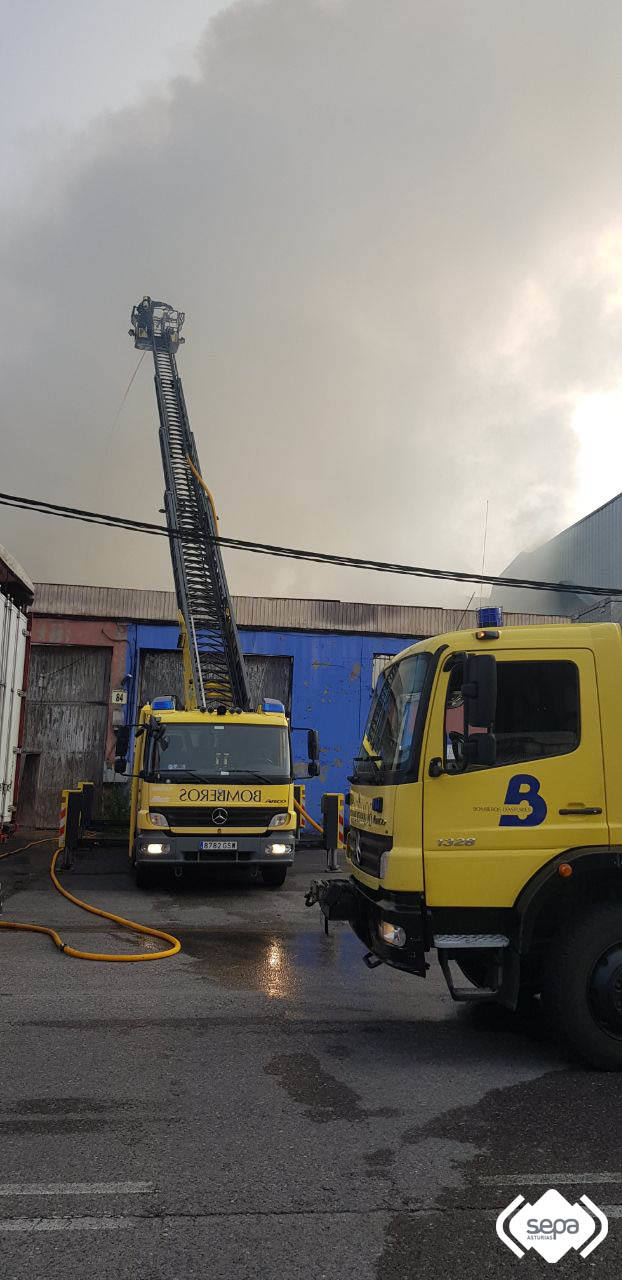 Amplio despliegue por un incendio en el polígono de Asipo, en Llanera