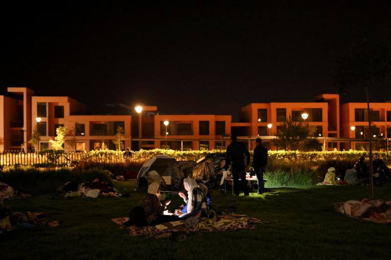 Segunda noche al raso por un terremoto que lo ha devastado todo