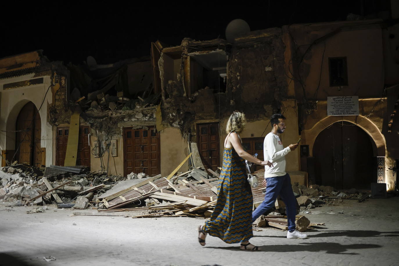 Segunda noche al raso por un terremoto que lo ha devastado todo