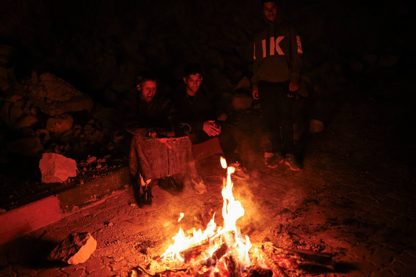 Segunda noche al raso por un terremoto que lo ha devastado todo