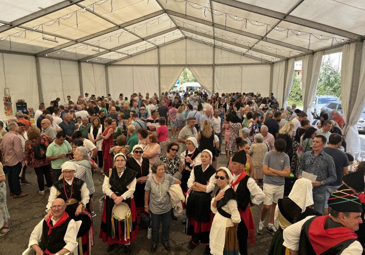 Numeroso público acudió ayer a la XXXIII Feria de los Quesos Artesanos de La Foz.