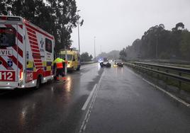 Sanitarios, bomberos y Guardia Civil, en el lugar donde se produjo el fatal accidente.