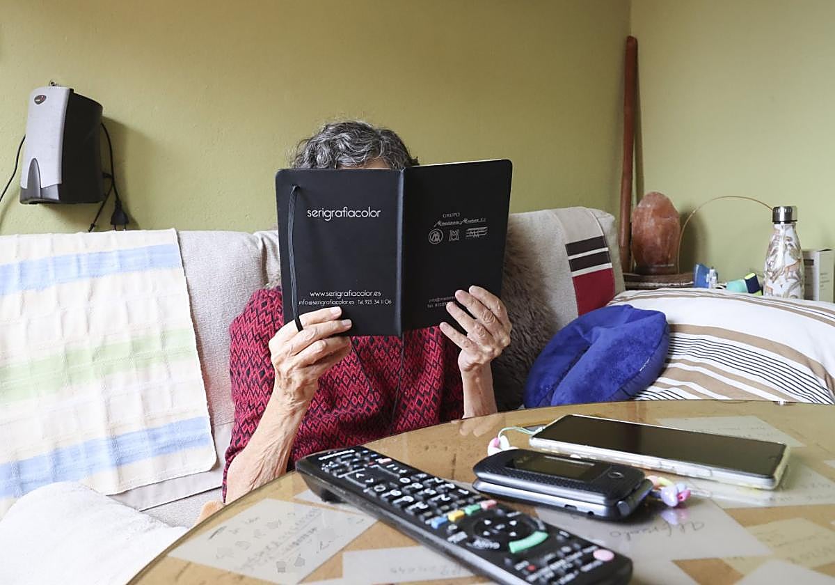 C. M. D., que prefiere aparecer con iniciales para evitar interferencias en una decisión que sólo conocen los más cercanos, en la salita del piso donde reside en Oviedo.