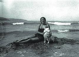Mujer con perro. Foto de Constantino Suárez, 1935