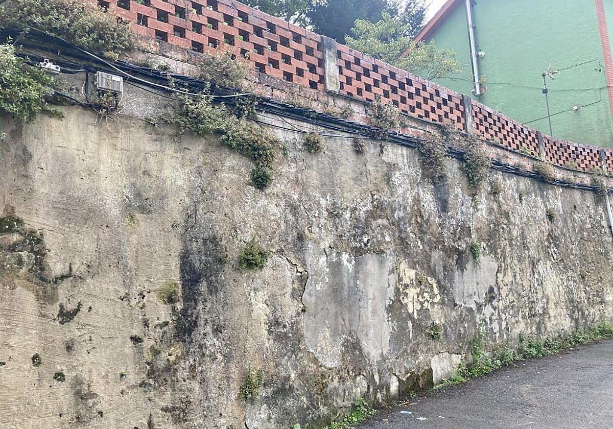 Humedades detectadas en los edificios de la calle Agustín Bravo, en Cudillero.