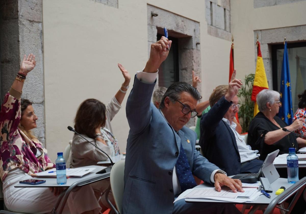 El concejal de Urbanismo, Juan Carlos Armas, ayer, durante el pleno ordinario de Llanes.