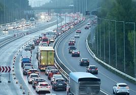 El corte de la calzada dio lugar ayer a intensas retenciones durante la mañana.