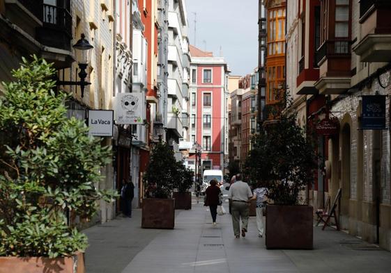 Vista general de la calle La Merced en uno de sus cuatro tramos, el comprendido entre las calles Jovellanos y Munuza.