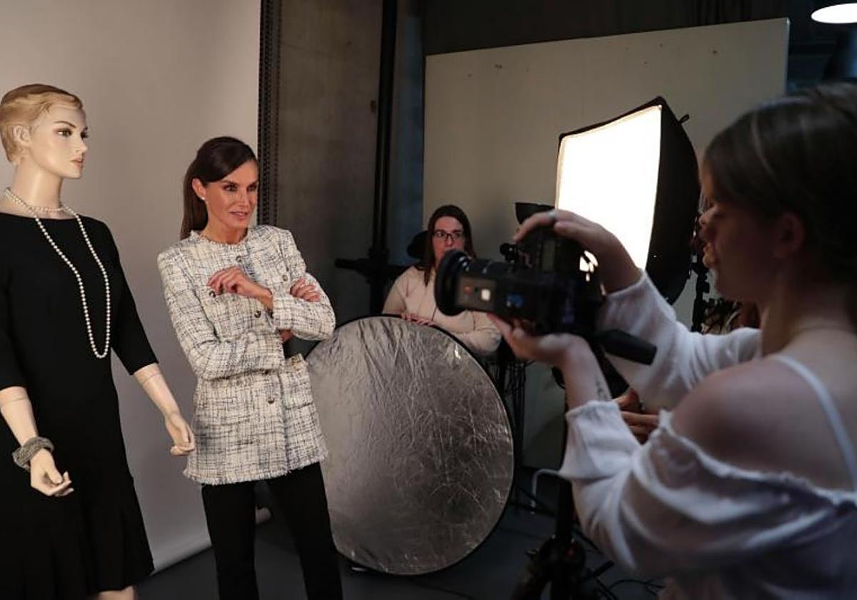 Posando para alumnos de Fotografía, en un set de retratos de moda.
