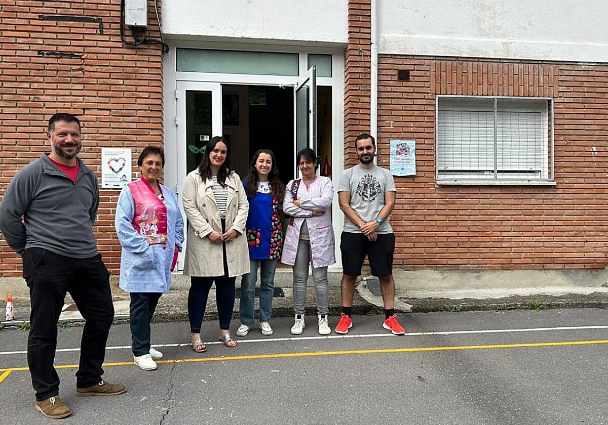 Los ediles Ángel Menéndez y Tania Rodríguez, junto a la directora, Rosa María Gómez, y el equipo docente del colegio de Bimeda.