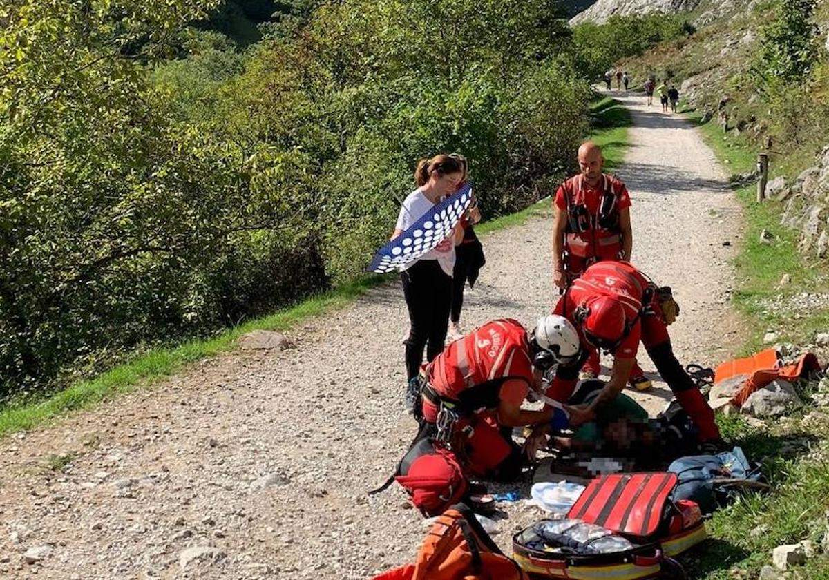 Herido un hombre de 61 años tras sufrir una caída cerca del funicular de Bulnes, en Cabrales