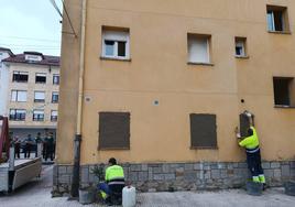 Operarios del Ayuntamiento tapian las entradas al edificio.