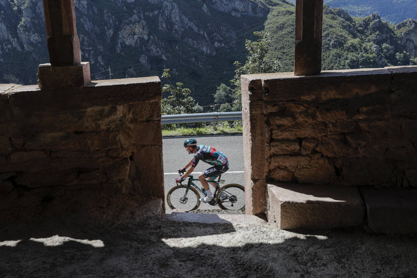 Las imágenes que deja la Vuelta Ciclista en su etapa de Pola de Allande