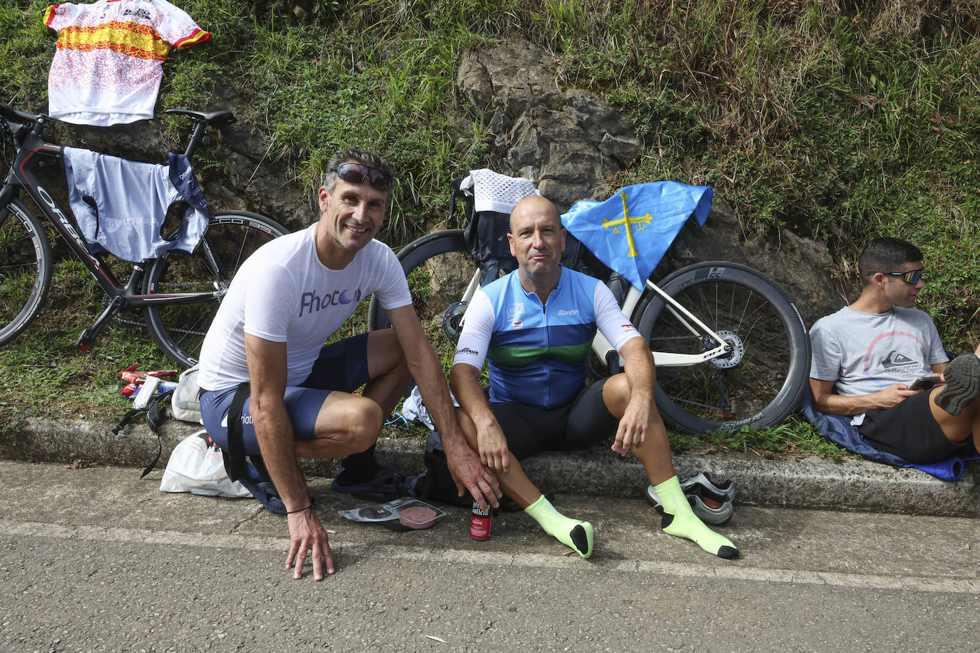 Las imágenes que deja la Vuelta Ciclista en su etapa de Pola de Allande