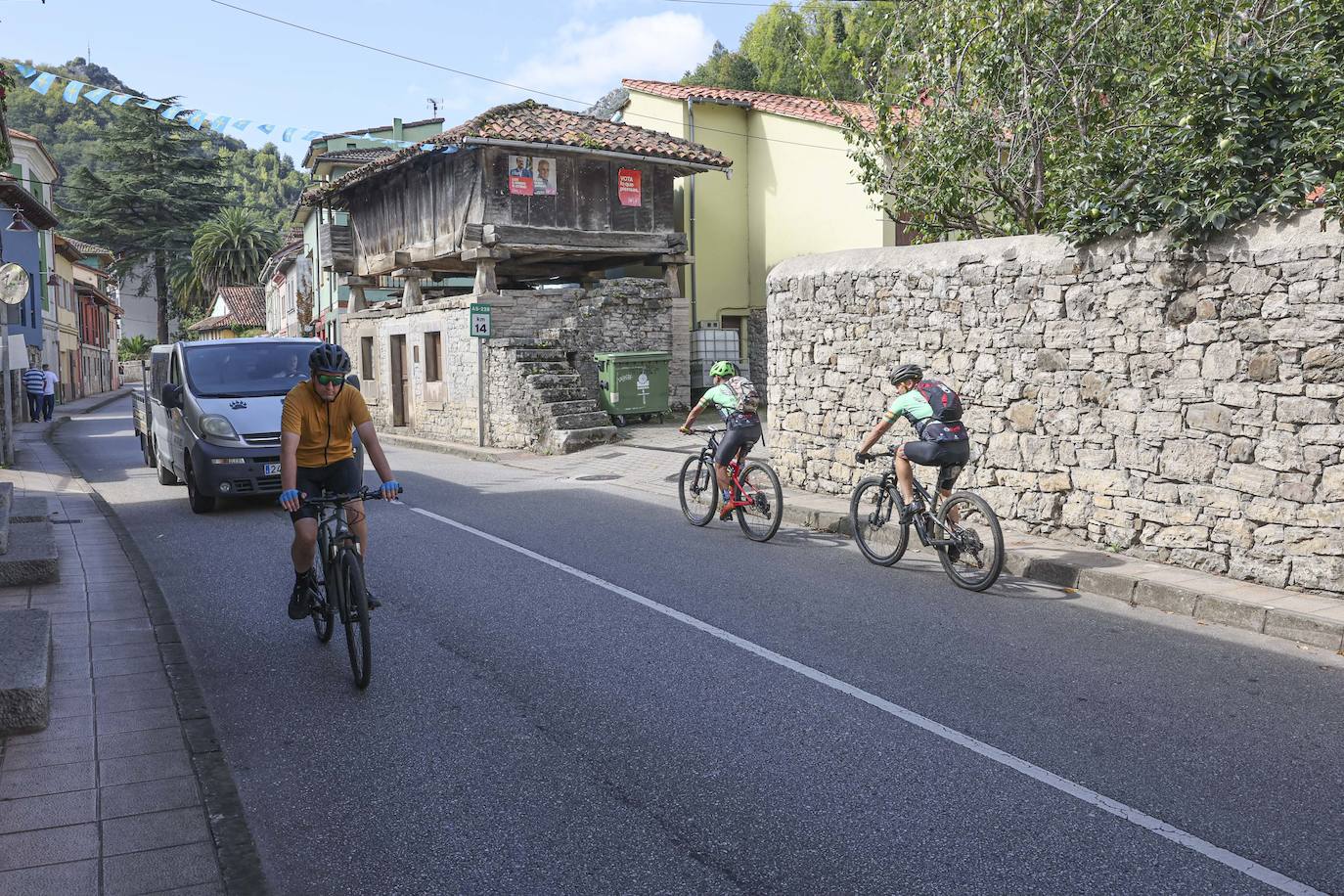 Las imágenes que deja la Vuelta Ciclista en su etapa de Pola de Allande