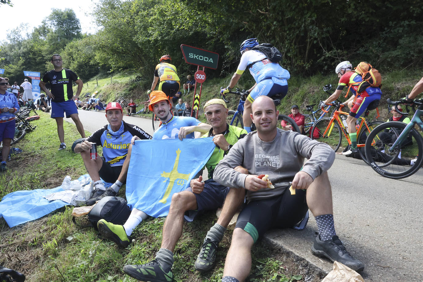 Las imágenes que deja la Vuelta Ciclista en su etapa de Pola de Allande