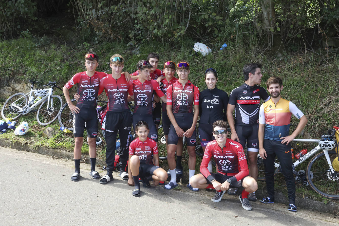 Las imágenes que deja la Vuelta Ciclista en su etapa de Pola de Allande