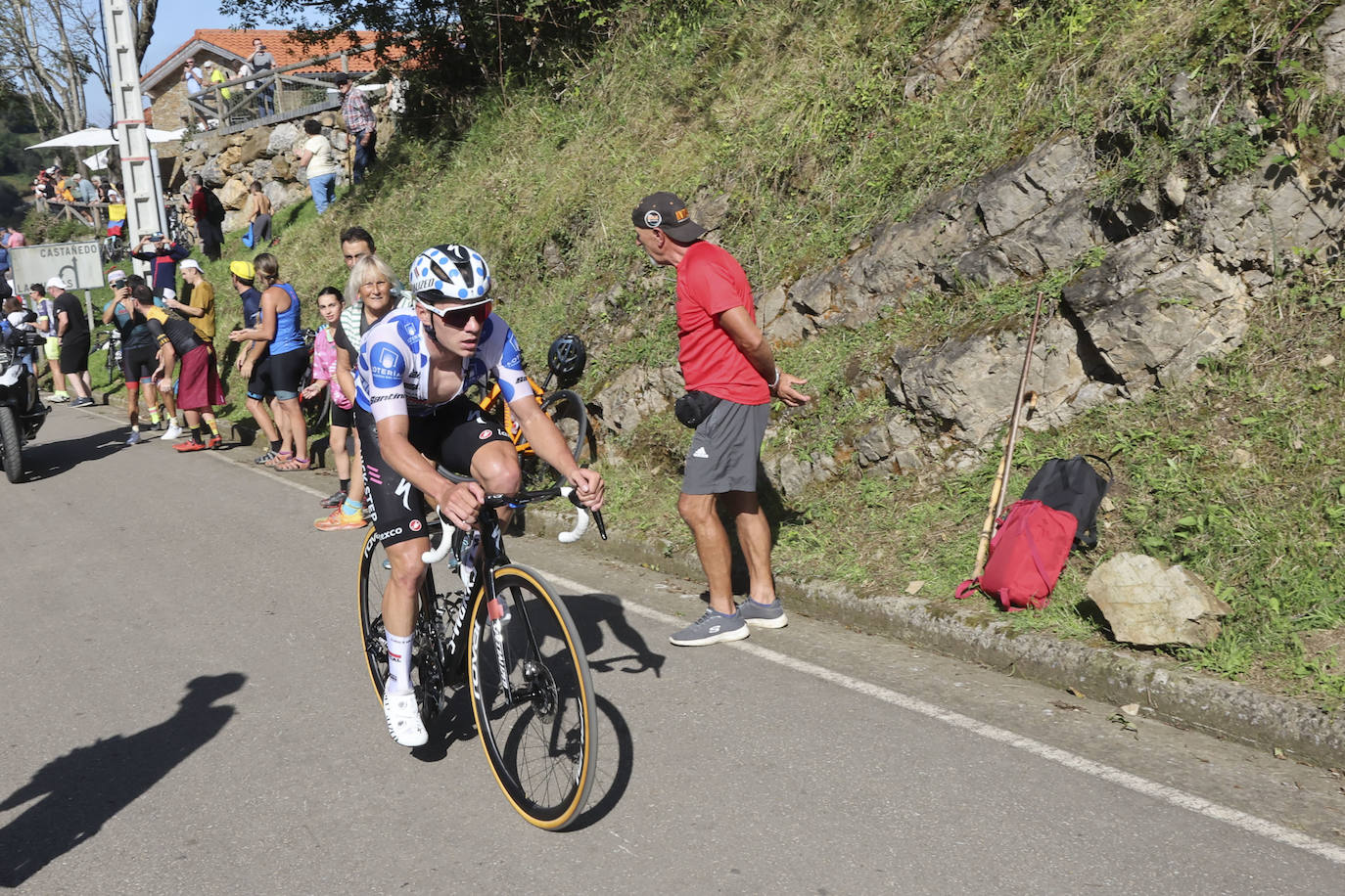 Las imágenes que deja la Vuelta Ciclista en su etapa de Pola de Allande