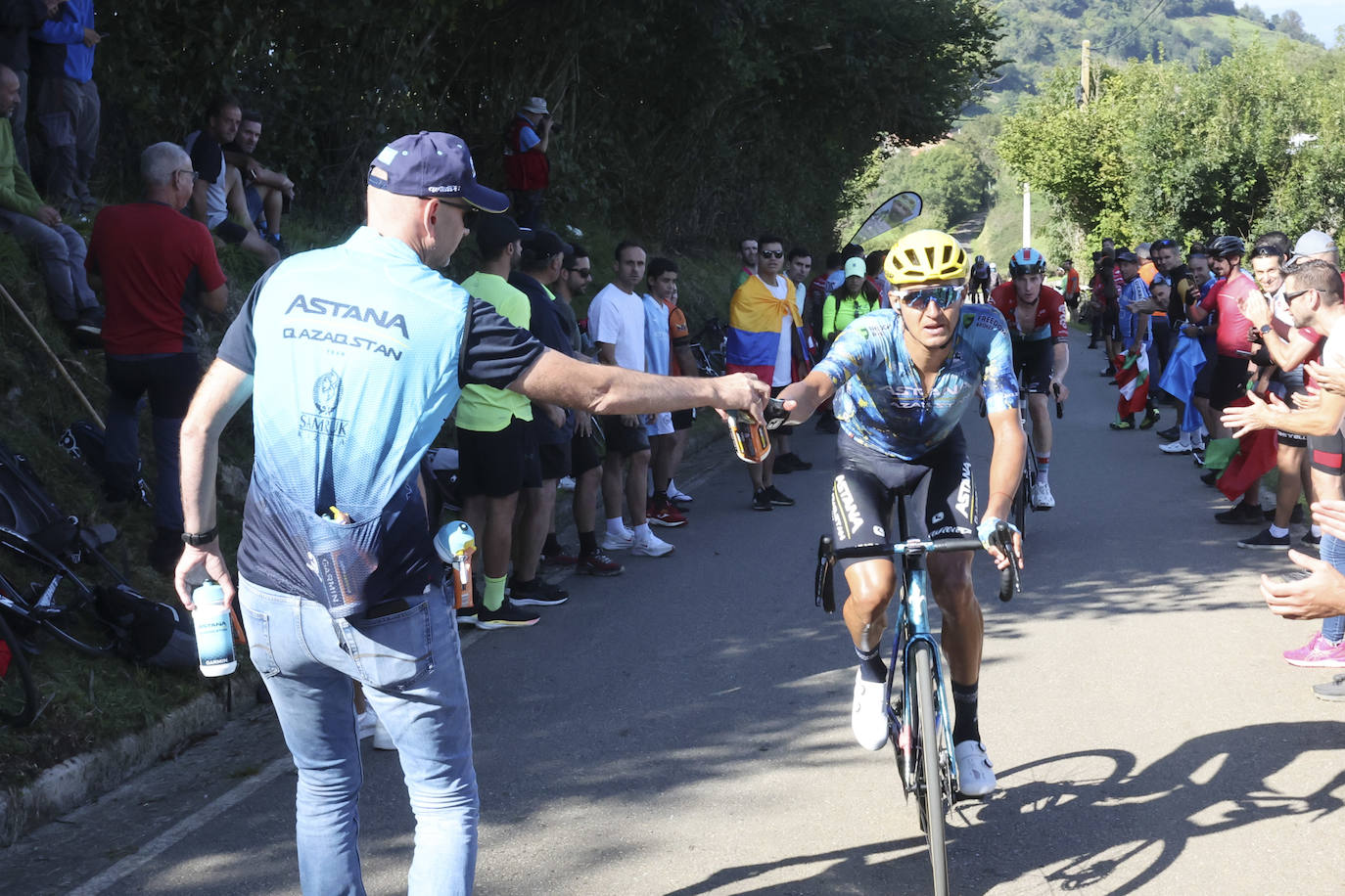 Las imágenes que deja la Vuelta Ciclista en su etapa de Pola de Allande