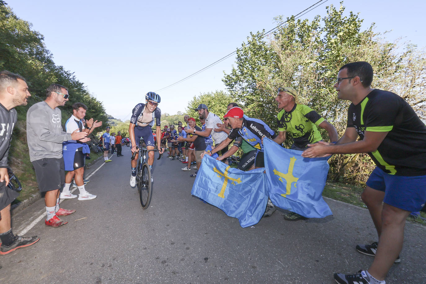 Las imágenes que deja la Vuelta Ciclista en su etapa de Pola de Allande